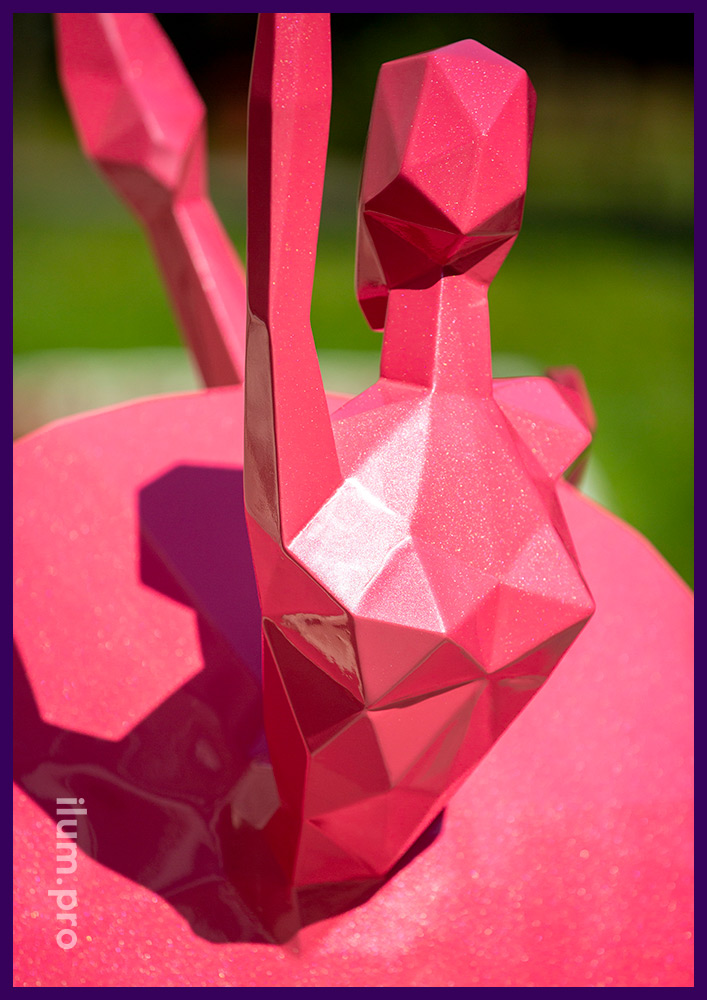 Полигональная металлическая скульптура балерины с перламутровой краской