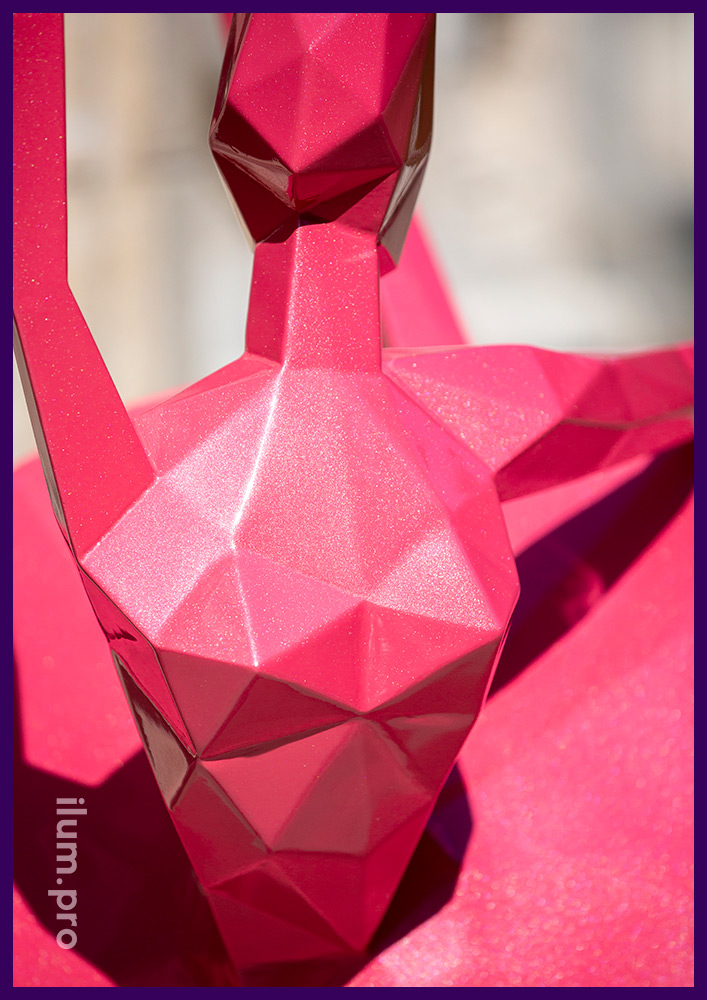 Металлическая полигональная фигура девушки с розовой перламутровой краской