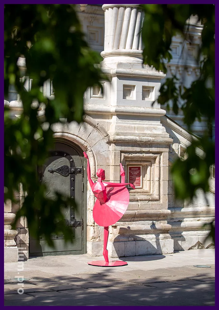 Скульптура полигональная из металла в виде балерины розового цвета
