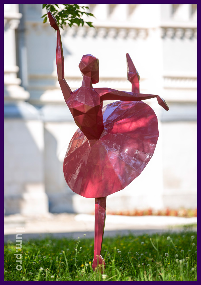 Стальная полигональная фигура балерины в розовой пачке