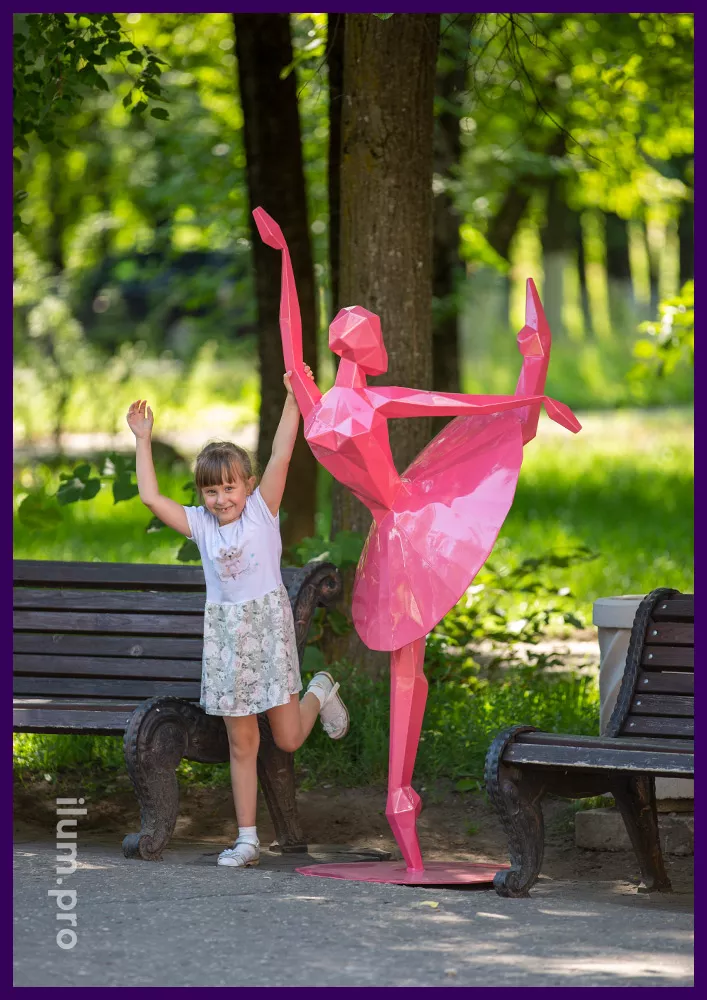 Скульптура металлическая полигональная розового цвета в парке