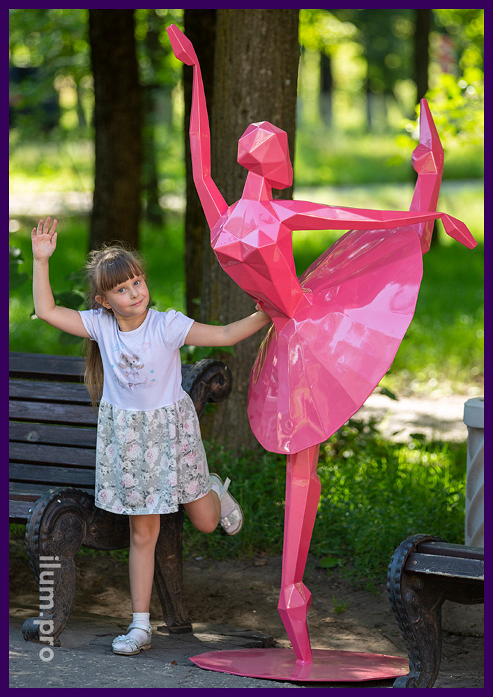Фигура балерины в полигональном стиле из стали в парке