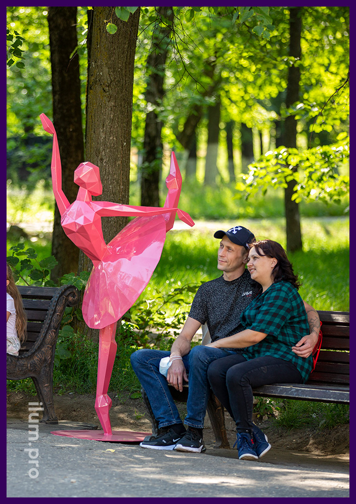 Танцующая балерина из металла - полигональная скульптура в парке