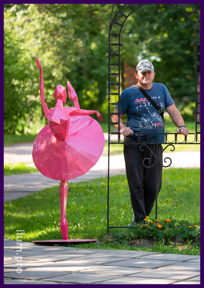 Балерина - полигональная металлическая скульптура в парке