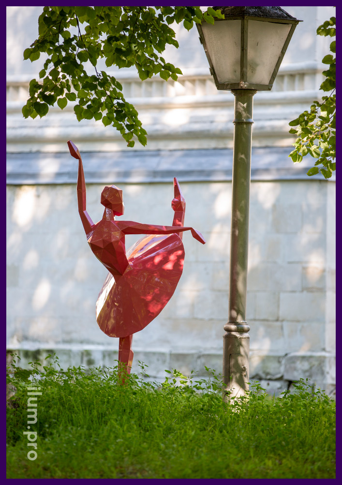 Танцующая полигональная скульптура из стали с розовой краской