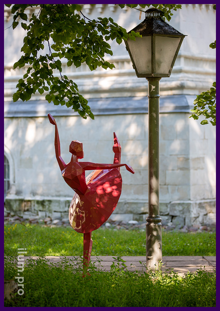 Полигональная скульптура из стали в форме танцующей балерины