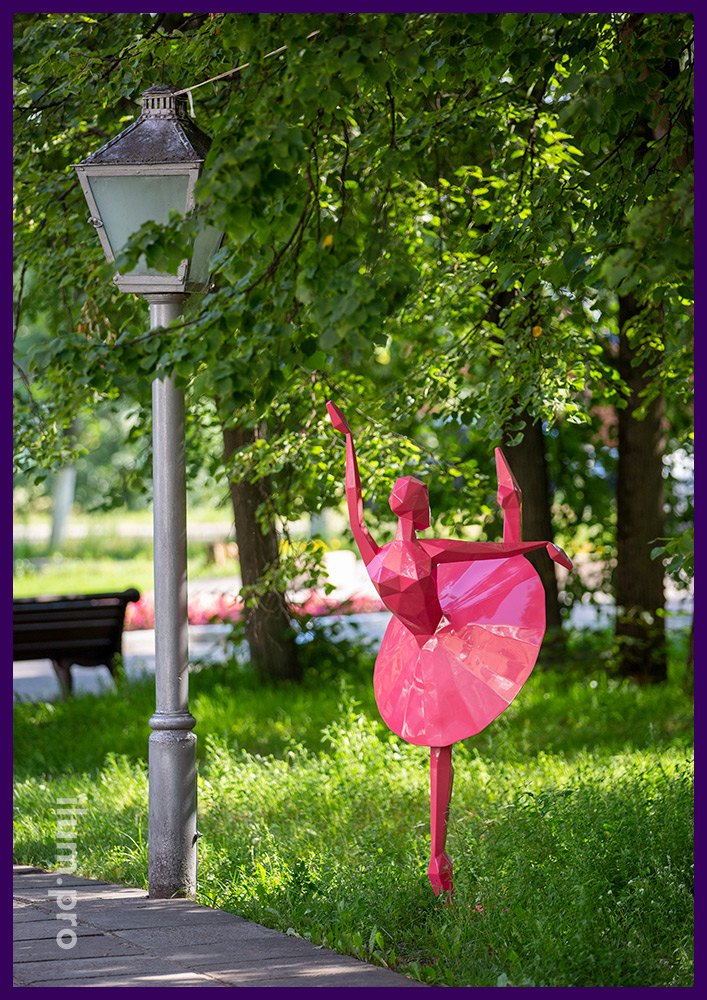 Металлическая парковая скульптура полигональной балерины розового цвета