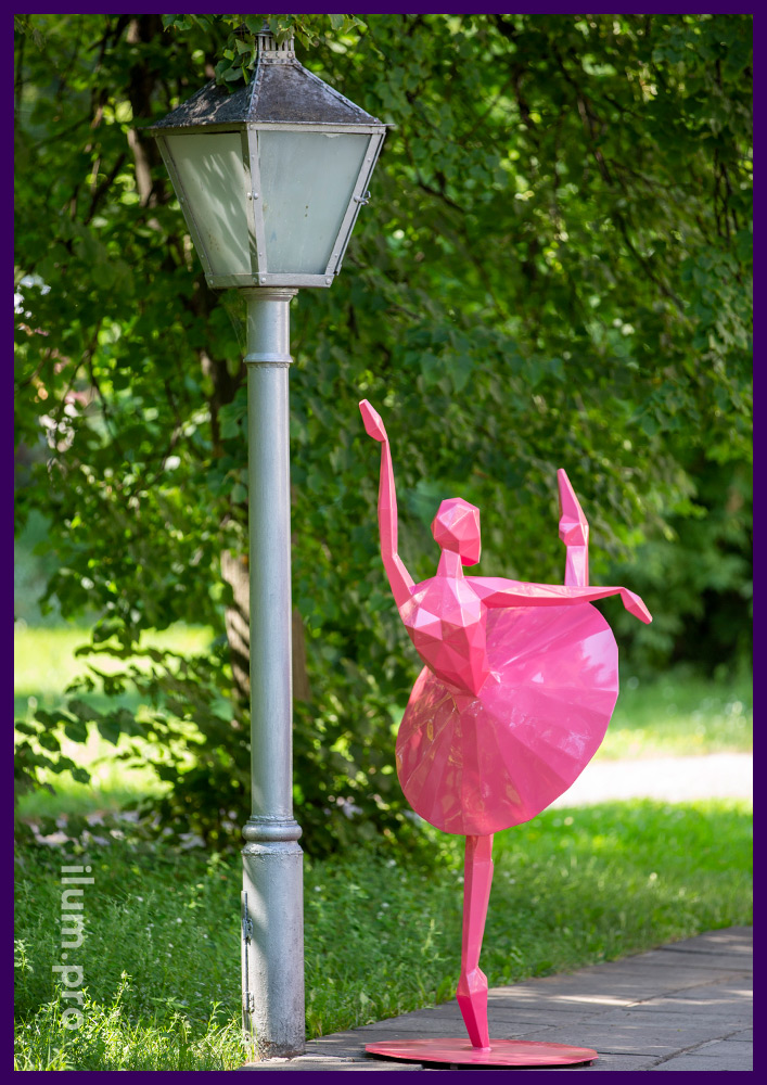 Розовая полигональная скульптура из стали в форме балерины