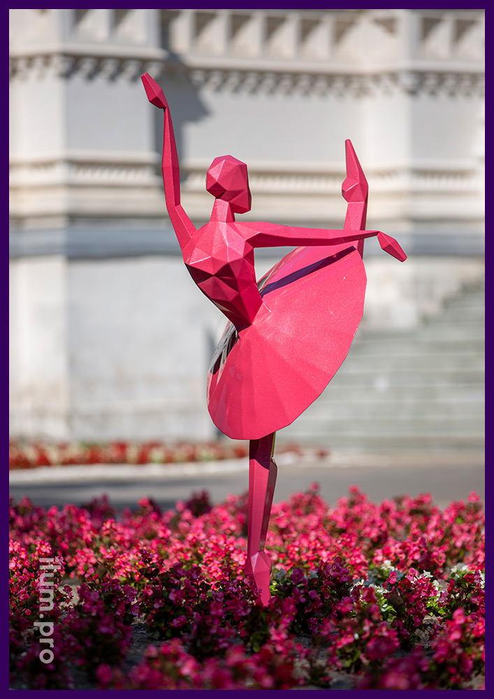 Скульптура металлическая полигональная в парке в форме балерины