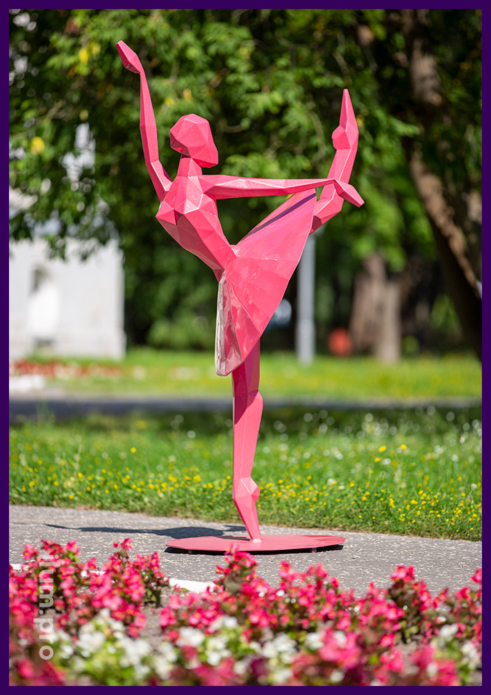 Уличная полигональная фигура танцующей девушки из стали