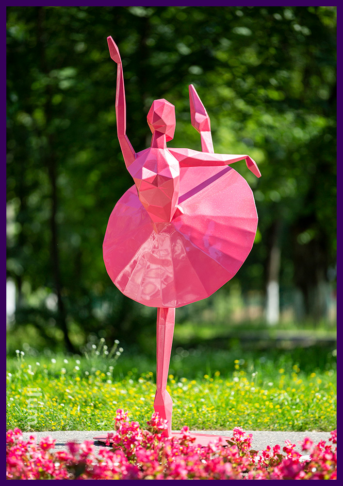 Полигональная скульптура танцующей девушки из металла в парке