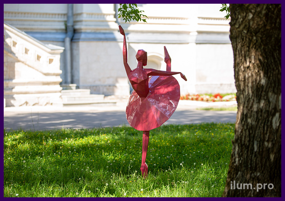 Полигональная скульптура балерины из металла с розовой краской