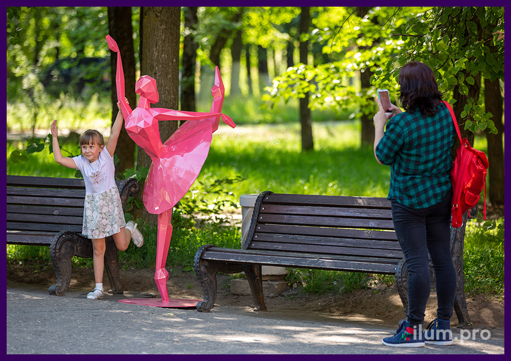 Фотосессия с металлической полигональной скульптурой балерины в парке