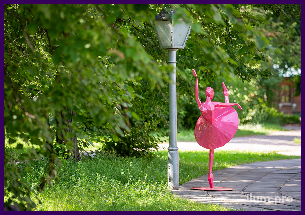 Балерина полигональная фигура из металла с перламутровой, розовой краской в парке