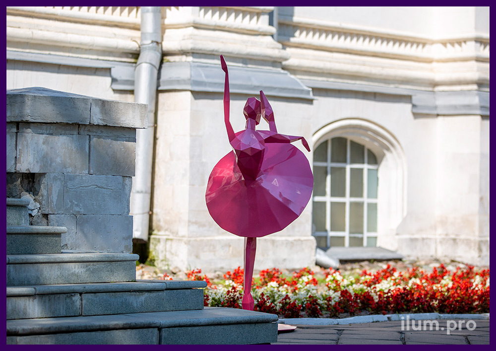 Скульптура балерины в парке из полигональной стали с розовой краской