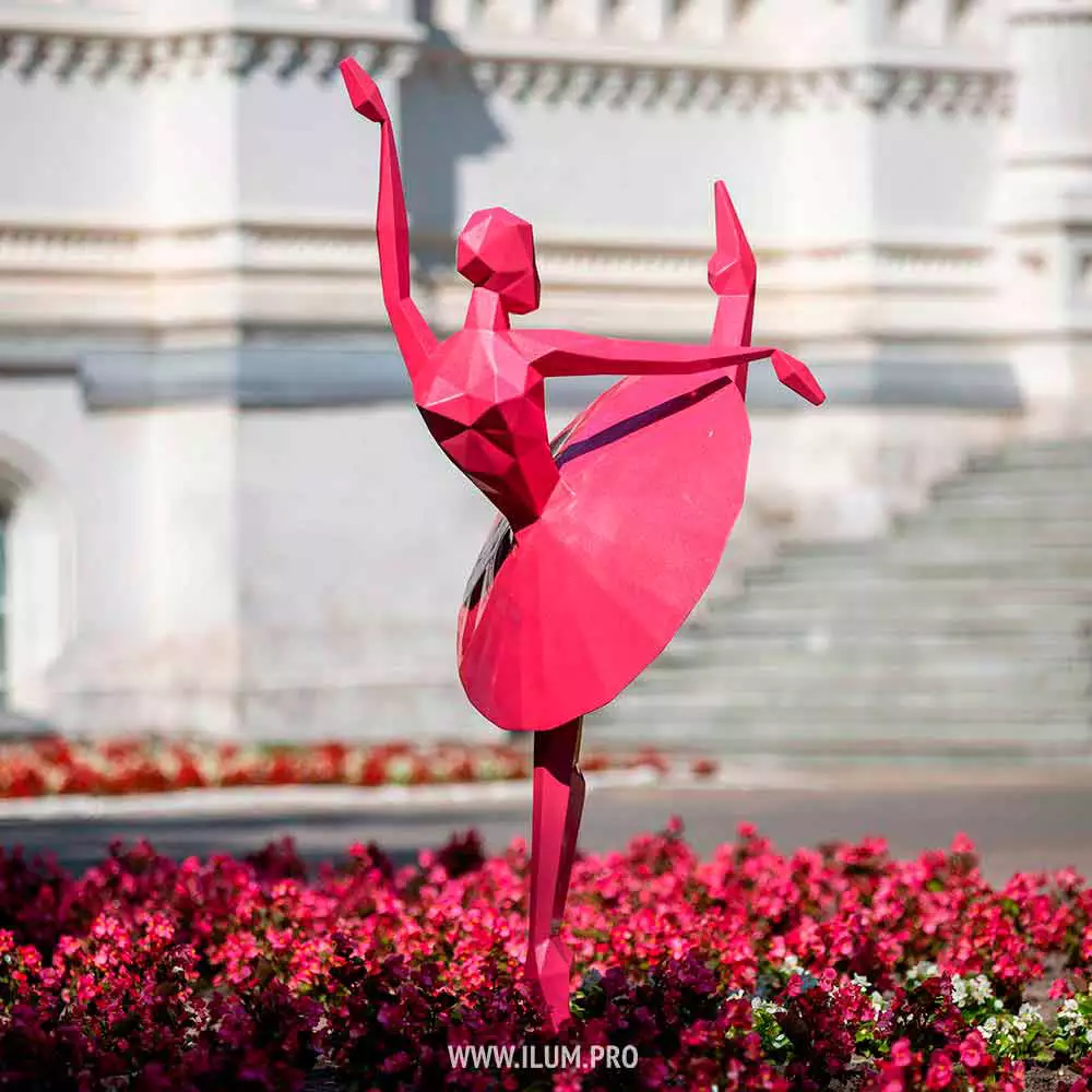 Полигональная фигура балерины из стали в парке
