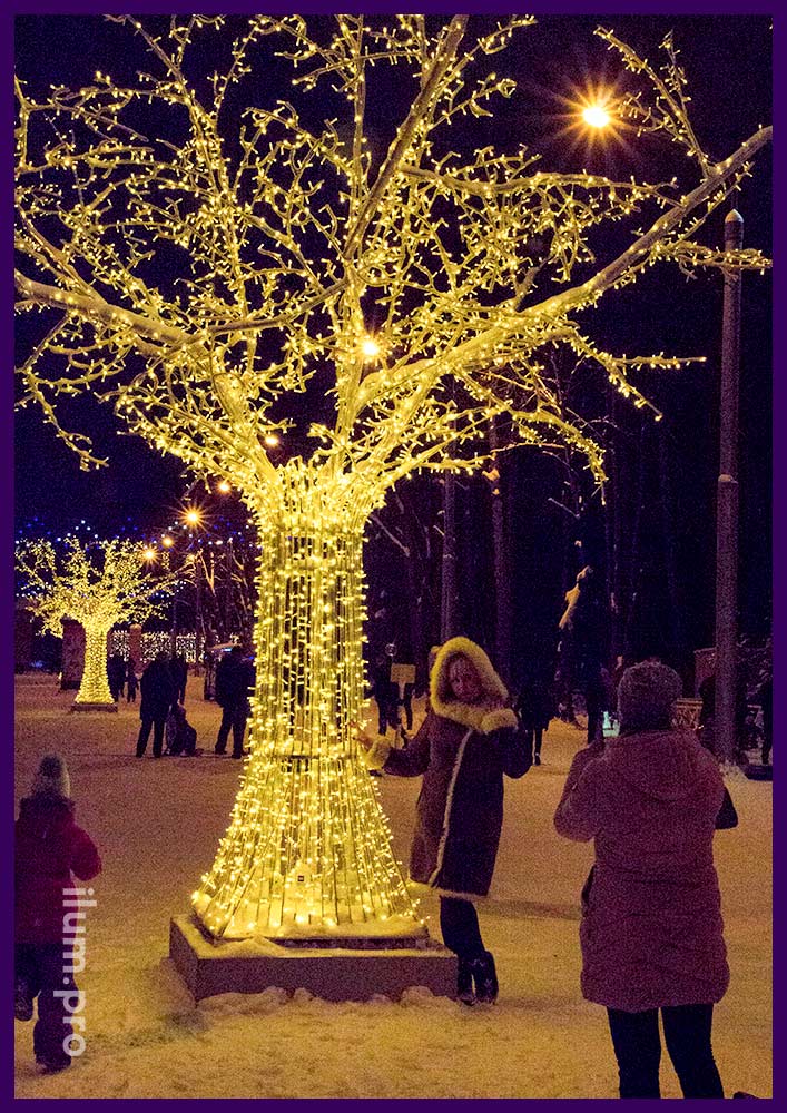 Светодиодное дерево тёпло-белого цвета высотой 5 метров из алюминия и гирлянд
