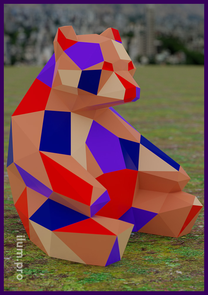 Разноцветная полигональная фигура медведя из стали для украшения города