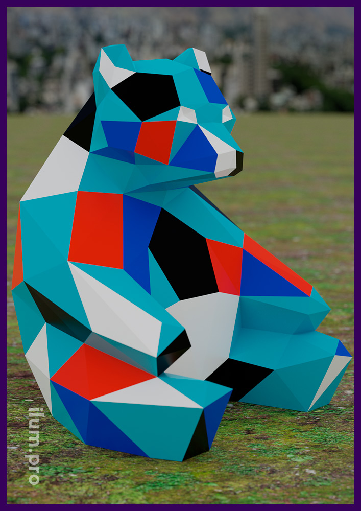 Объёмная полигональная скульптура медведя из крашеного металла в парке