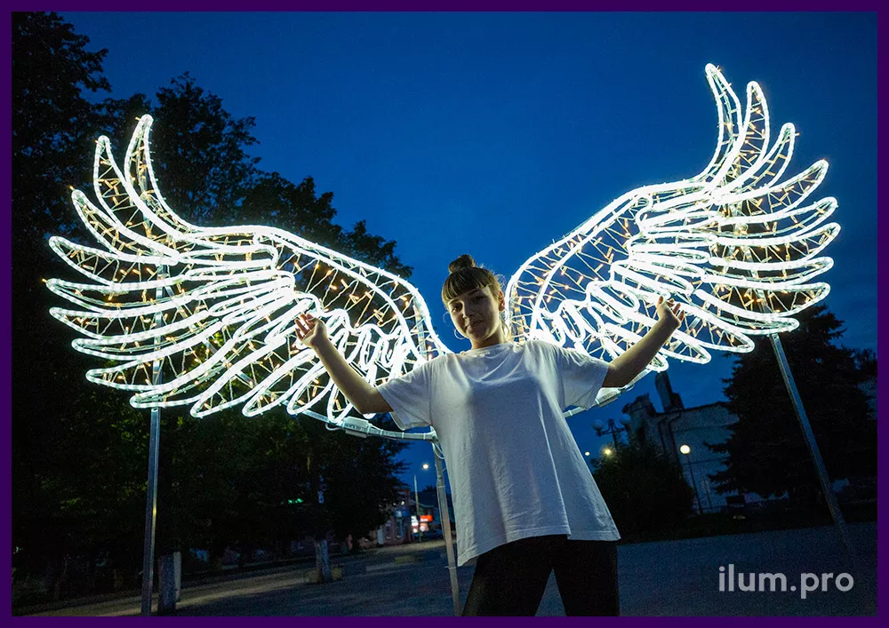 Декоративная фотозона с крыльями ангела