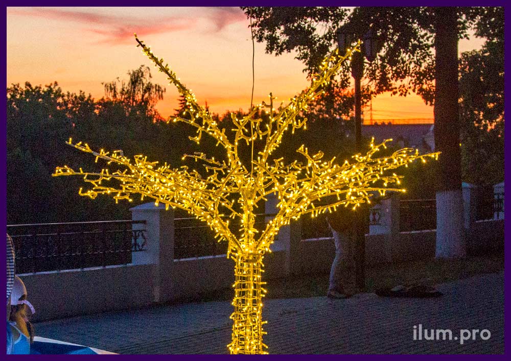 Металлическое светодиодное дерево с тёплыми гирляндами днём в парке