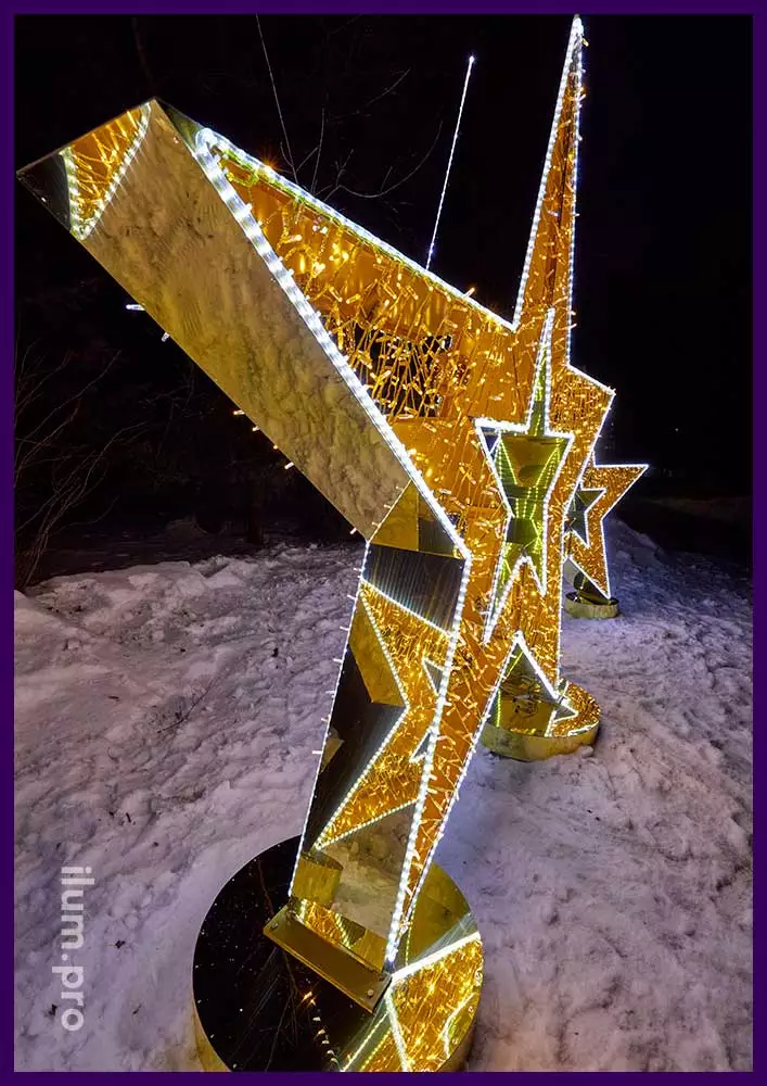Новогодняя фотозона с золотыми звёздами и гирляндами разных цветов
