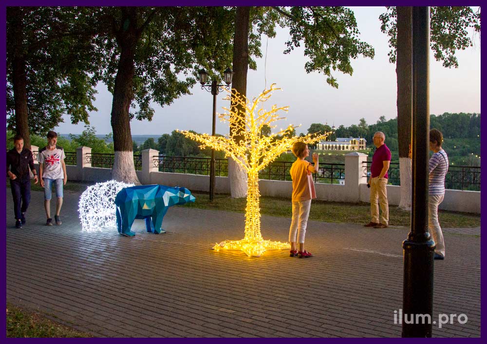 Люди фотографируются на фоне светодиодного дерева во Владимире