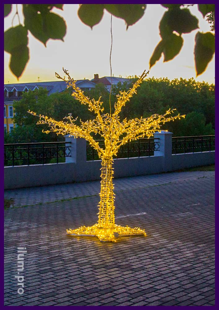 Светодиодное дерево в парке Владимира летом, алюминиевый каркас с гирляндами