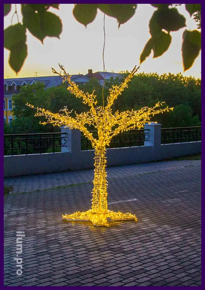 Светодиодное дерево в парке Владимира летом