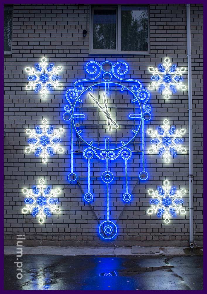 Новогодние светящиеся украшения на стене офиса - часы со снежинками