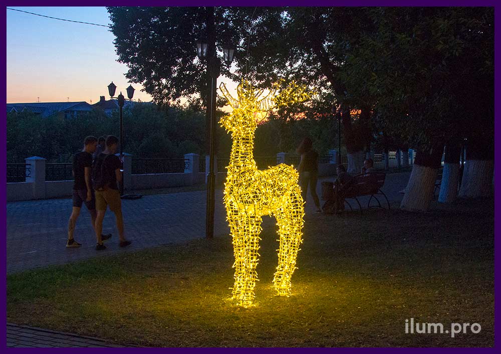 Светящаяся уличная фигура оленя в парке