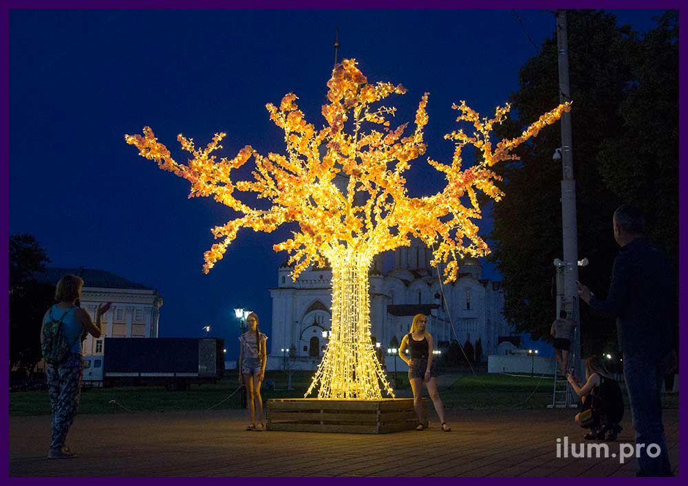 Украшение площади светящимся деревом из гирлянд и алюминиевого каркаса с цветами
