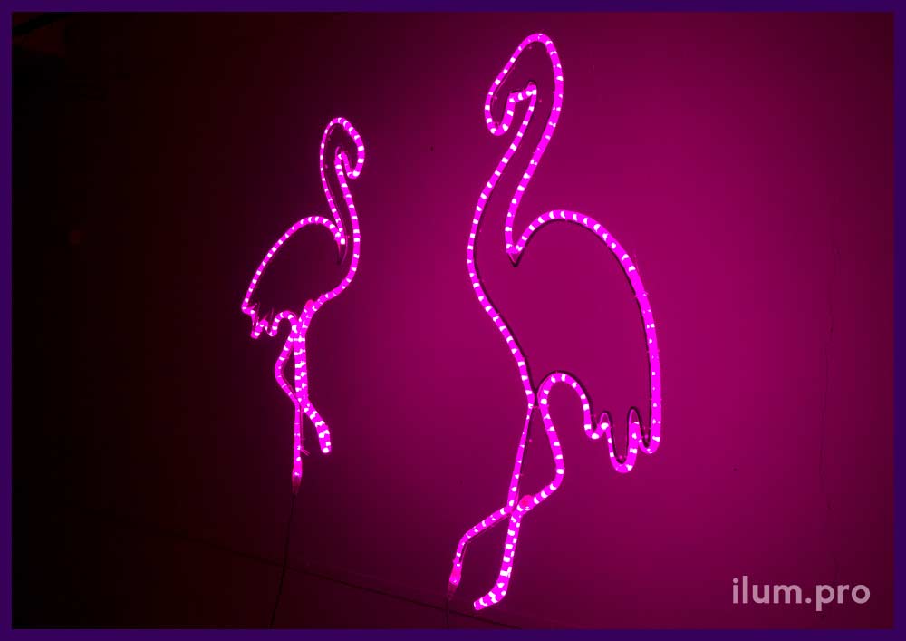 Два светящихся розовых фламинго разного размера из дюралайта