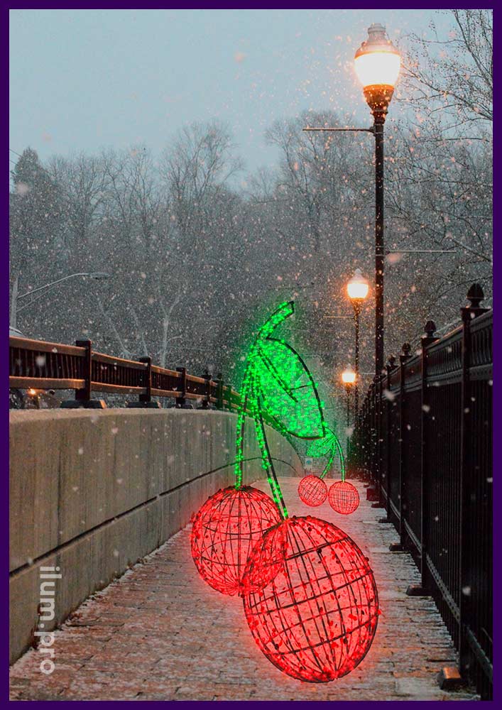 Световые фигуры с гирляндами на улице на праздники - вишня с иллюминацией