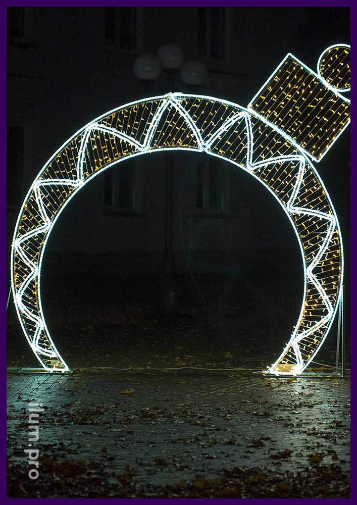 Новогодняя арка из гирлянд на городской площади, ёлочная игрушка