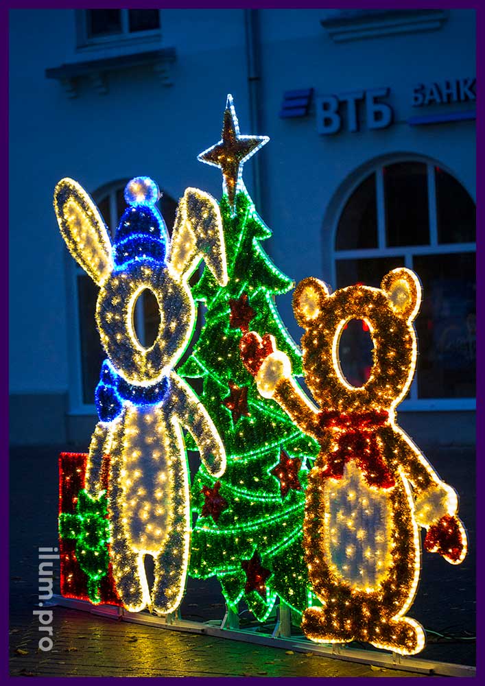 Уличная новогодняя фотозона с подсветкой в форме зайца медведя и ёлки