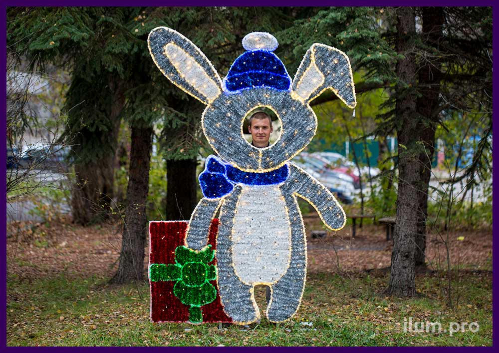 Новогодняя светодиодная фигура зайца с гирляндами и подарком