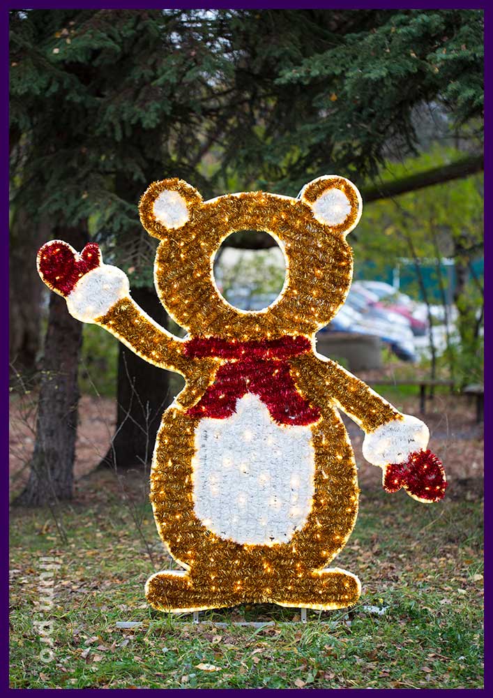 Медведь в красном шарфе с белым животом - новогодняя фигура