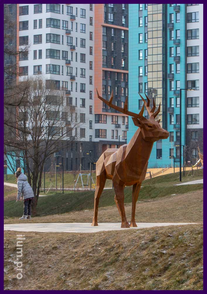 Металлическая полигональная скульптура оленя из кортена в жилом комплексе в Москве
