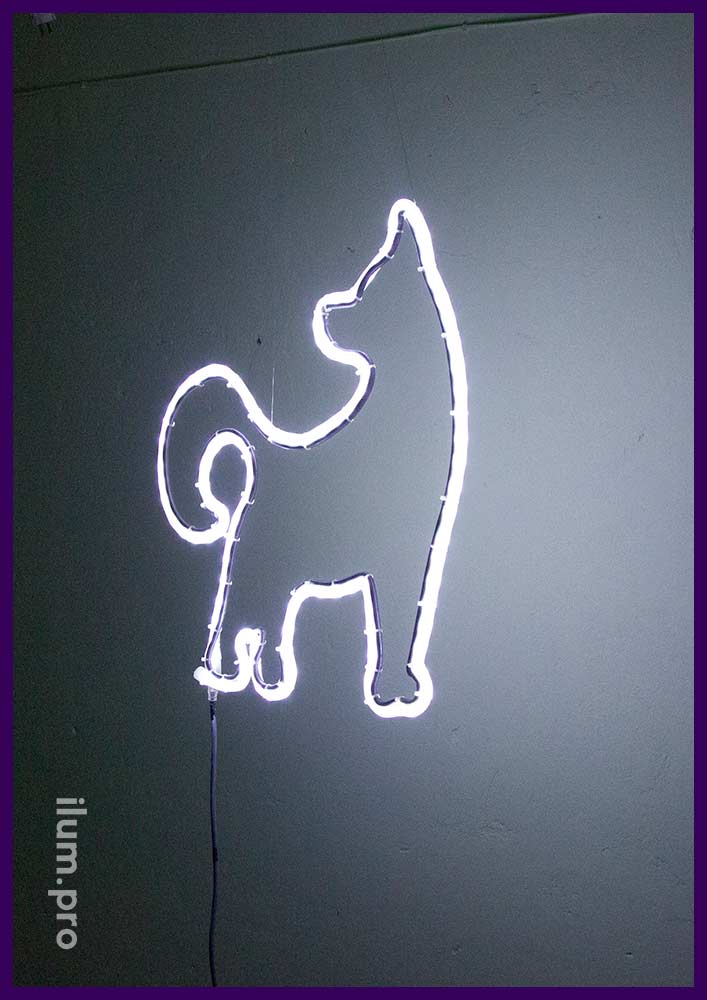 Белая светодиодная собака из каркаса и гирлянд
