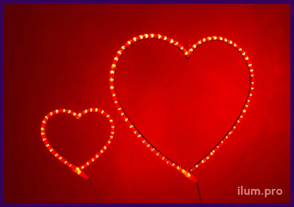 Красные светодиодные сердца из гирлянд на каркасе