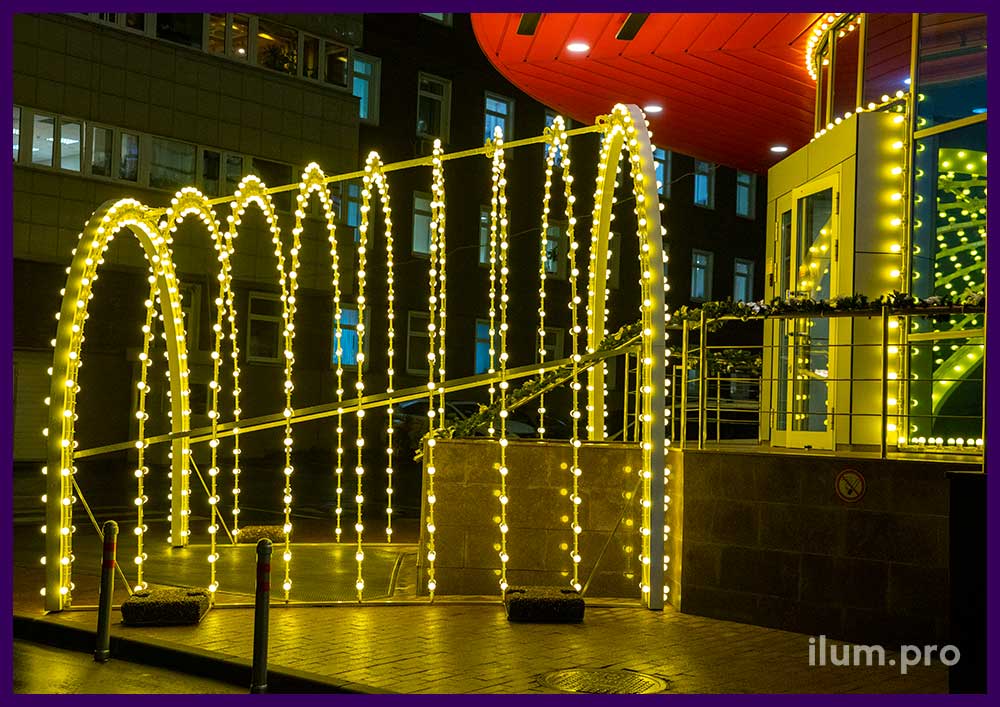 Украшение арками с лампочками на Новый год входа в Банк
