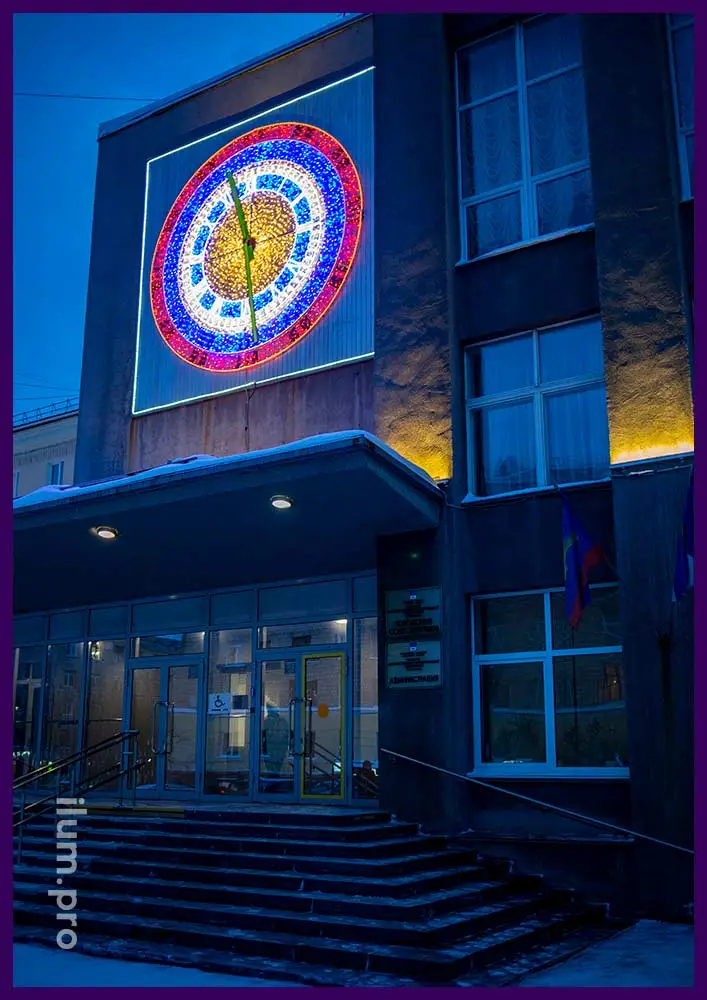 Светодиодные часы на фасаде здания в Североморске