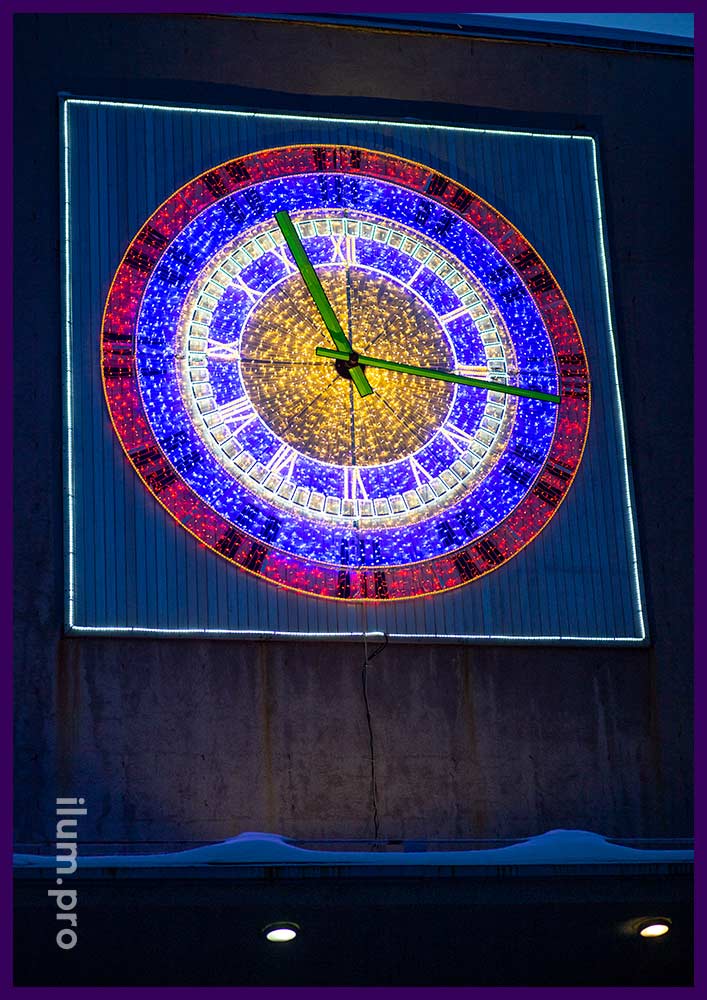 Светодиодные часы - консоль светодиодная на фасаде здания на Новый год