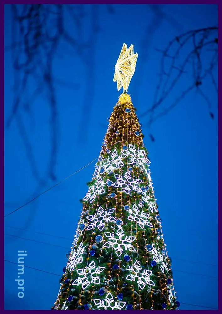 Шарики триколор и макушка в форме звезды для уличной ёлки в Мурманской области