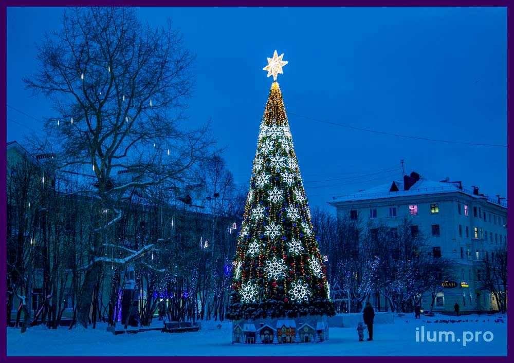 Новогоднее оформление ёлки на центральной площади города снежинками