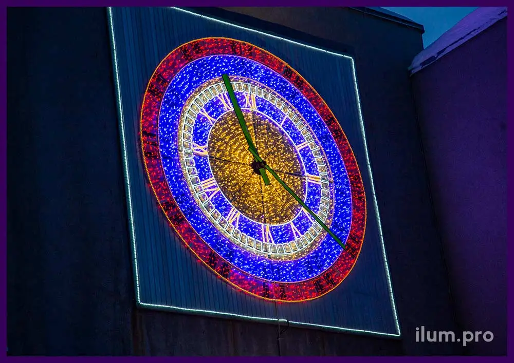 Светодиодная консоль часы на фасаде здания в Североморске