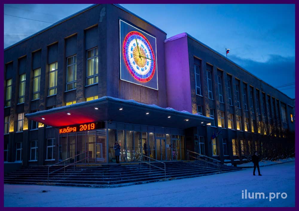 Подсветка фасада здания новогодними консолями в Североморске
