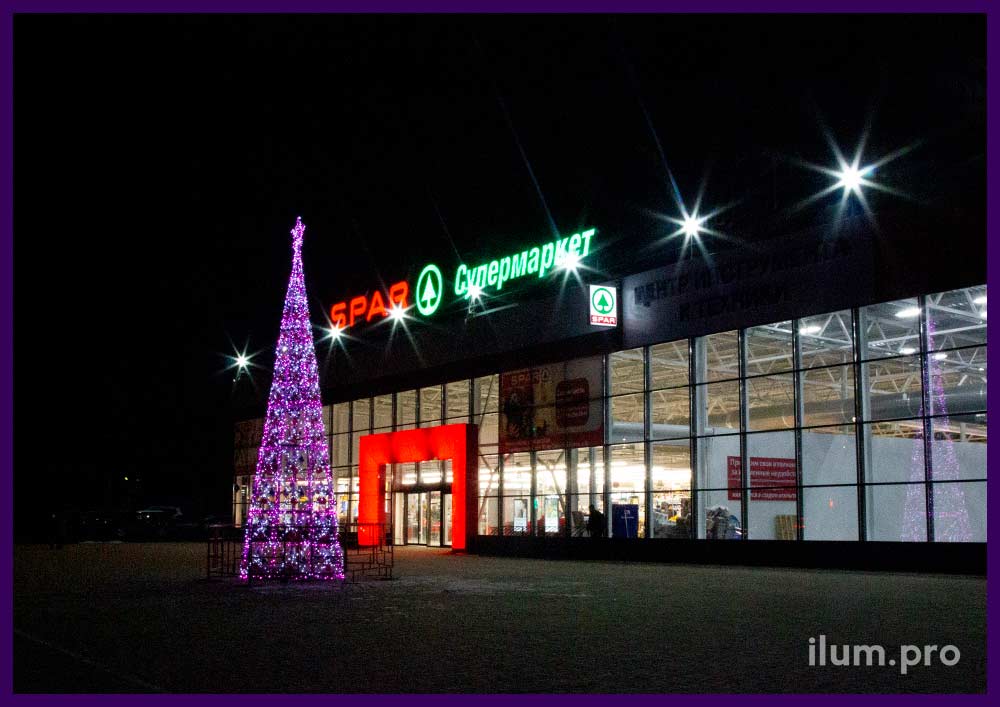 Новогодняя ёлка на парковке супермаркета SPAR в Гусь-Хрустальном