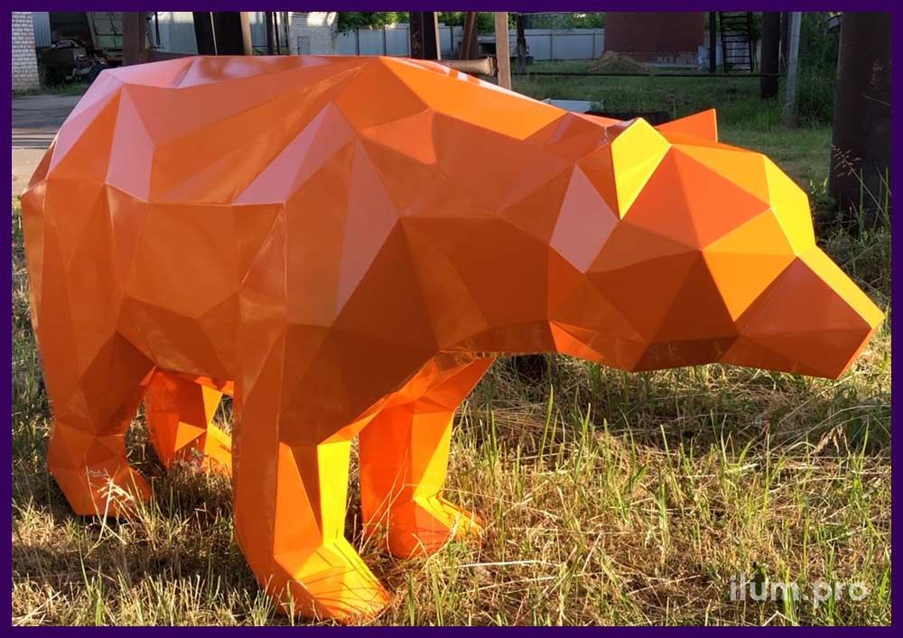 Медведь полигональный из крашеной стали оранжевого цвета